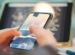 Investor reviewing a clear withdrawal and fund transfer procedure